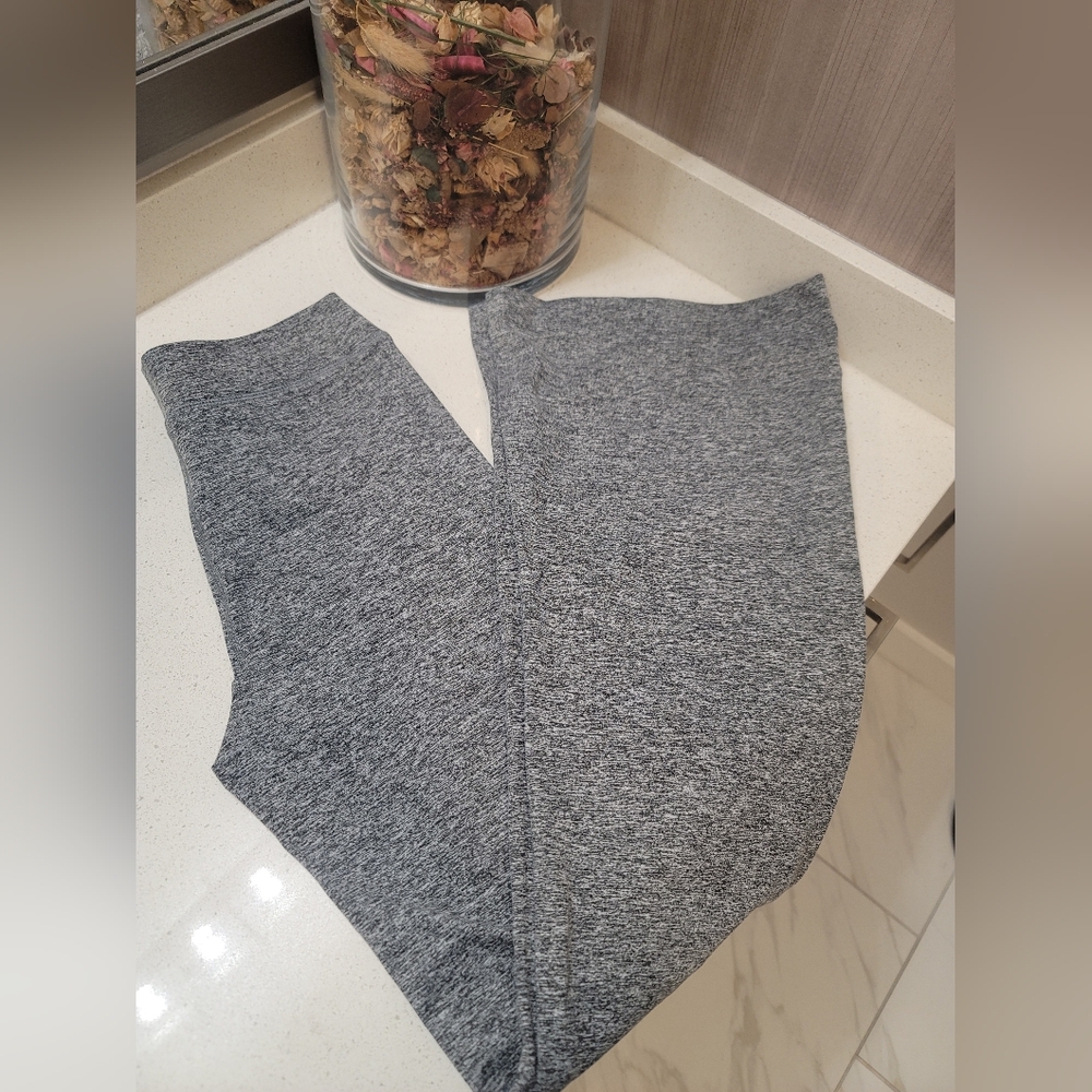 Vuori halo granite high waist flare split hem legging Heather grey size Small